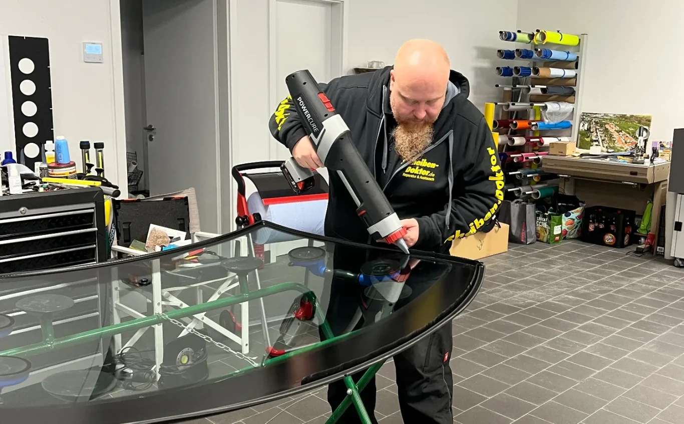 Fachgerechte Autoglas-Arbeiten beim Scheiben-Doktor Halle Autoglas-Mitarbeiter bei der Vorbereitung einer Autoscheibe in der Werkstatt von Scheiben-Doktor Halle