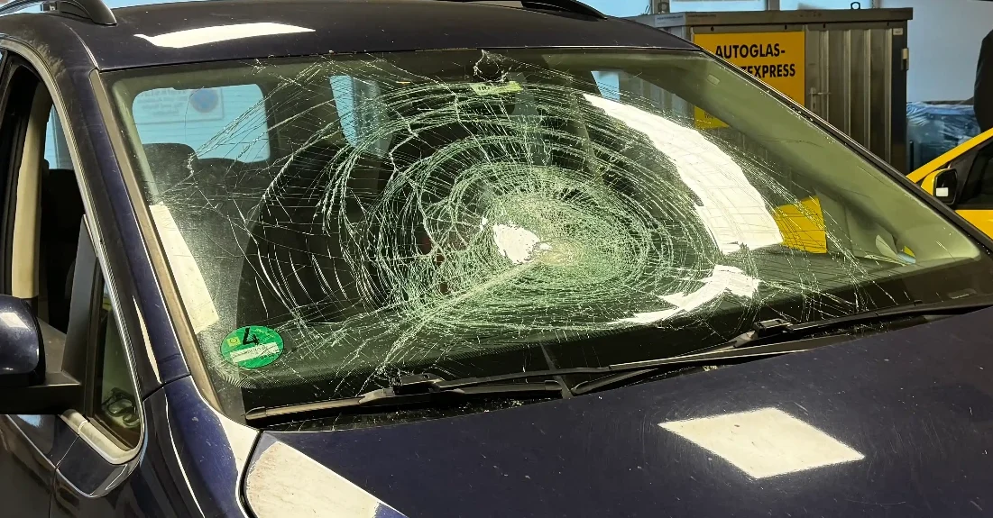 Scheibenwechsel nach Glasschaden in Halle (Saale) - Frontscheibe stark beschädigt